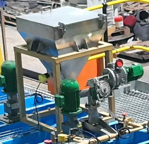 Flocculant feed hopper, screwfeeder and jet wet system